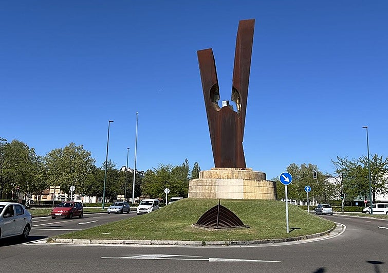Un corzo provoca un accidente de tráfico en la rotonda de Vallsur